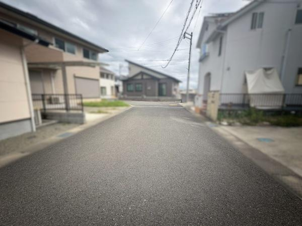 岩出市西安上　中古戸建の前面道路含む現地写真