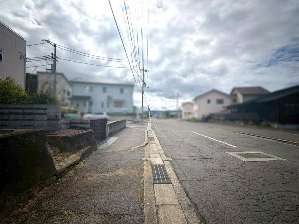 岩出市西安上　中古戸建の前面道路含む現地写真