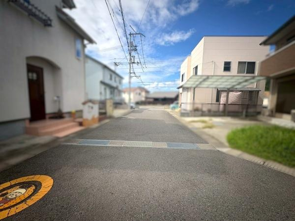 岩出市西安上　中古戸建の前面道路含む現地写真