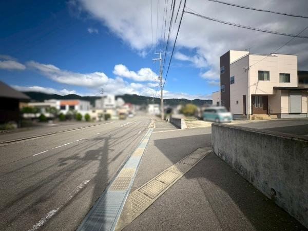 岩出市西安上　中古戸建の前面道路含む現地写真