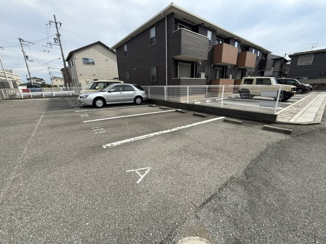 ファミィール垣口の駐車場