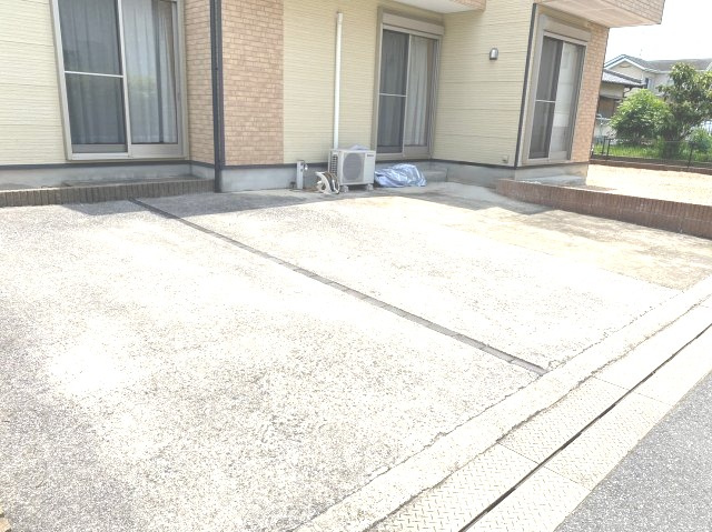 糟屋郡篠栗町和田三丁目（戸建）の駐車場|駐車場は並列3台駐車可能です！増設等のリフォームも、担当までお気軽にご相談下さい！