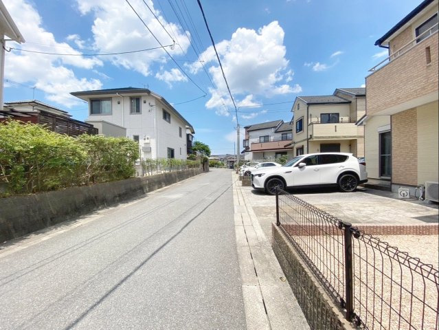 糟屋郡篠栗町和田三丁目（戸建）の前面道路含む現地写真|前面道路と駐車場の高低差が少ないので、車の出し入れも楽々です！