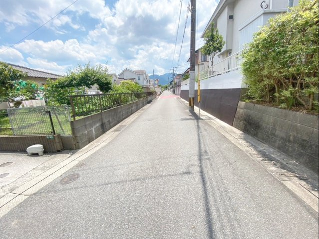 糟屋郡篠栗町和田三丁目（戸建）の前面道路含む現地写真|交通量はそれほど多くないので、お子さんが庭で遊ぶときも安心ですね！