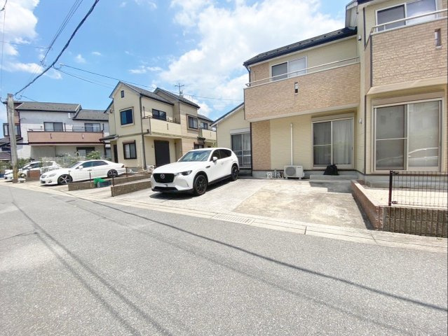 糟屋郡篠栗町和田三丁目（戸建）の駐車場|並列3台駐車可能！