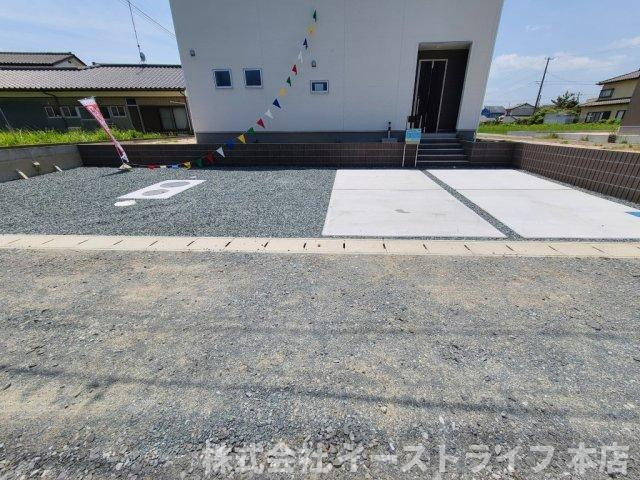【子育て支援対象】四倉町上仁井田1期の駐車場|2号棟写真　広い駐車場が魅力です！3～4台駐車可能