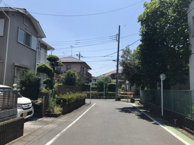 鴻巣市赤見台２丁目の売地の前面道路含む現地写真