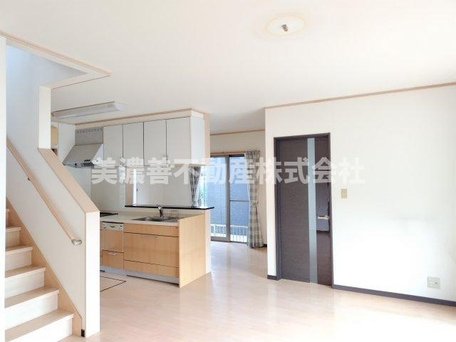 ６３３２５　岐阜市岩崎中古戸建の居間・リビング