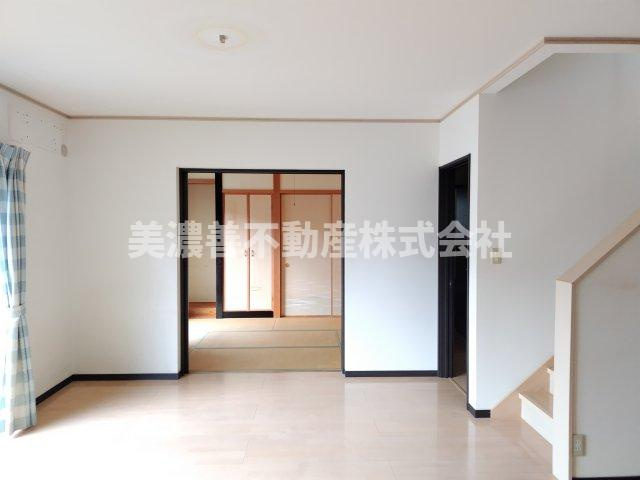 ６３３２５　岐阜市岩崎中古戸建の居間・リビング