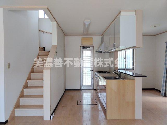 ６３３２５　岐阜市岩崎中古戸建の居間・リビング