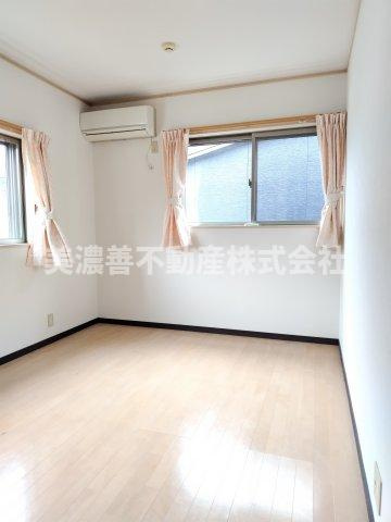 ６３３２５　岐阜市岩崎中古戸建ての洋室