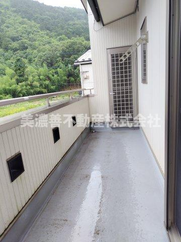 ６３３２５　岐阜市岩崎中古戸建てのバルコニー