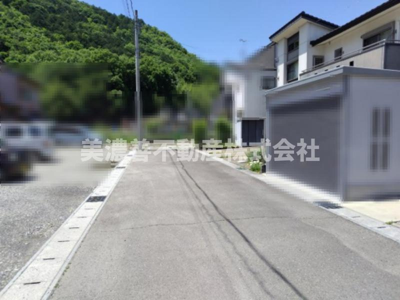 ６３３２５　岐阜市岩崎中古戸建の前面道路含む現地写真