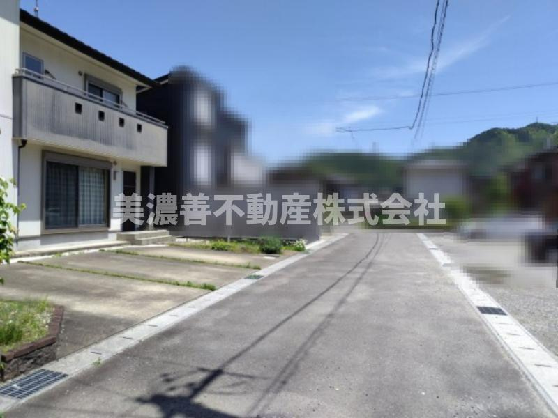 ６３３２５　岐阜市岩崎中古戸建の前面道路含む現地写真