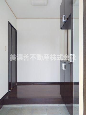 ６３３２５　岐阜市岩崎中古戸建の玄関