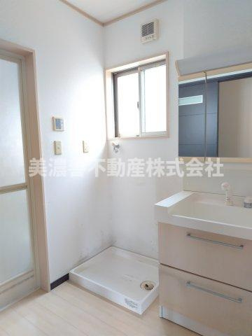 ６３３２５　岐阜市岩崎中古戸建ての独立洗面台