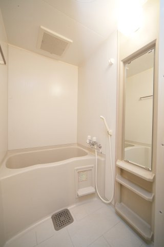 フレッセ新田辺の浴室