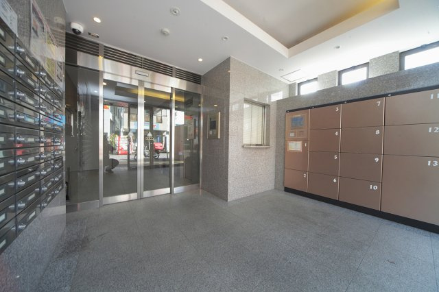 フレッセ新田辺のエントランス|宅配ボックス・集合ポスト