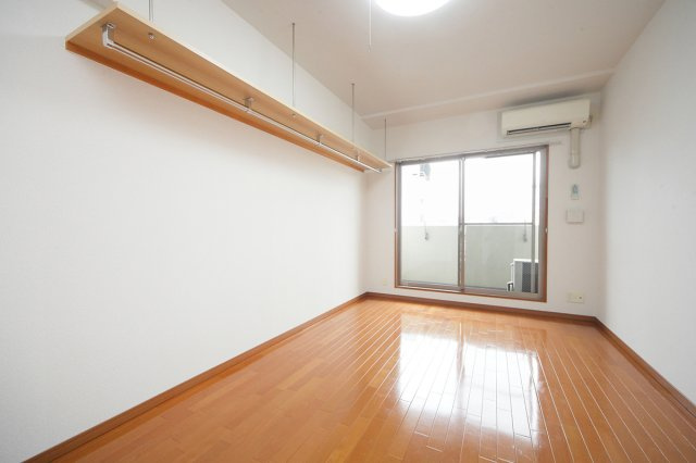 フレッセ新田辺の居間・リビング|※照明はついておりません。