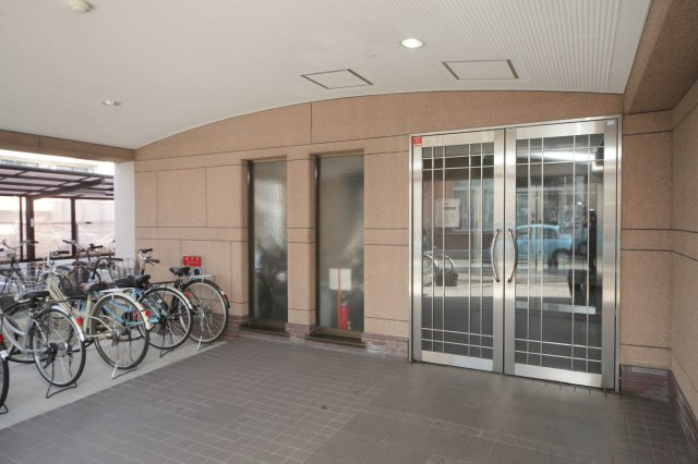 グランディール京田辺のエントランス
