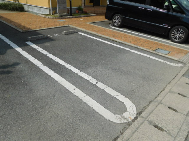 エコーズユタカ B棟の駐車場