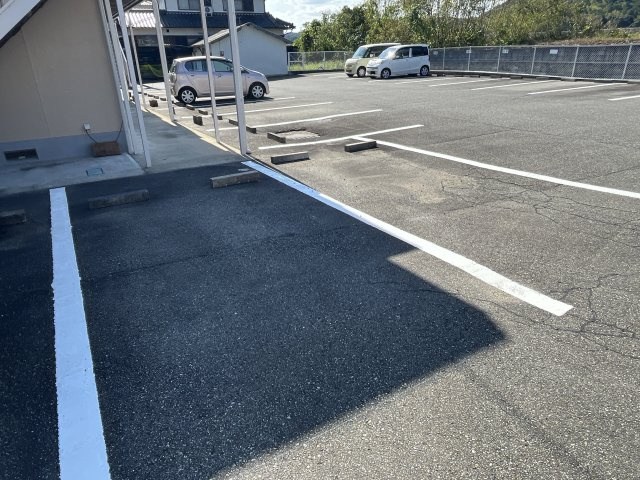 ファミーユ金澤の駐車場