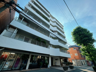 【外観】 | 平坦な角地に建つ存在感のあるマンションです。駅まで近いですが、高架から少し距離がありますから、電車の音も気になりません。ちょっとしたお買い物ならコンビニで！ドア出て3分でアクセス可能です♪