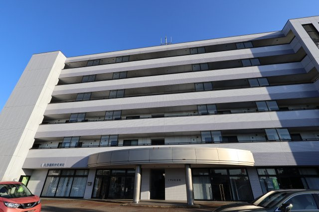 クレスト本町の外観