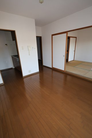 クレスト本町の居間・リビング