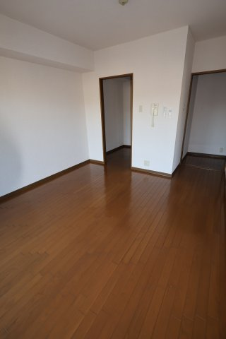 クレスト本町の居間・リビング