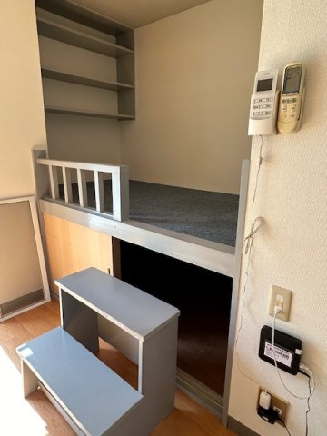 フレンドパレスの内装|ベットルームです！コンセント、照明、収納もあります！
