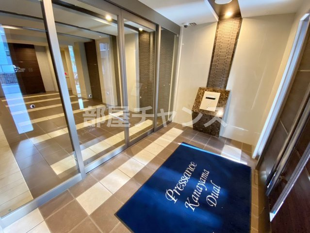 プレサンス金山デュアルのエントランス