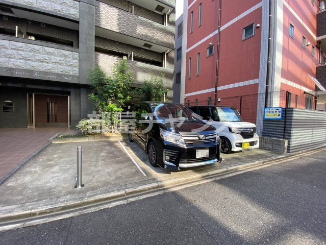 プレサンス金山デュアルの駐車場