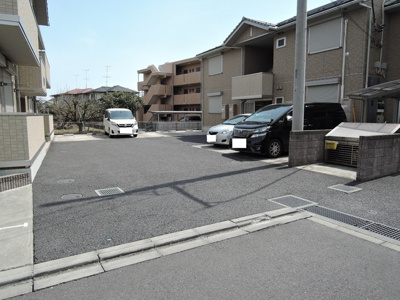 敷地内駐車場１台付き無料