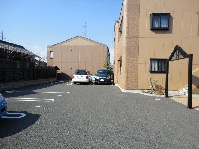 リバティヒルズ吉田Ⅶの駐車場