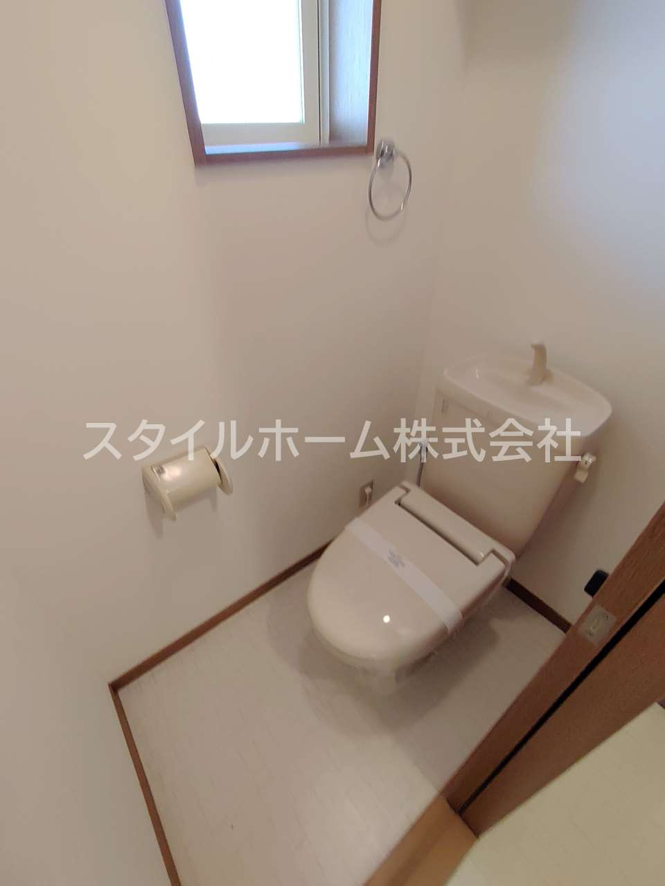 ラフォーレ新屋敷のトイレ|別部屋写真です。
