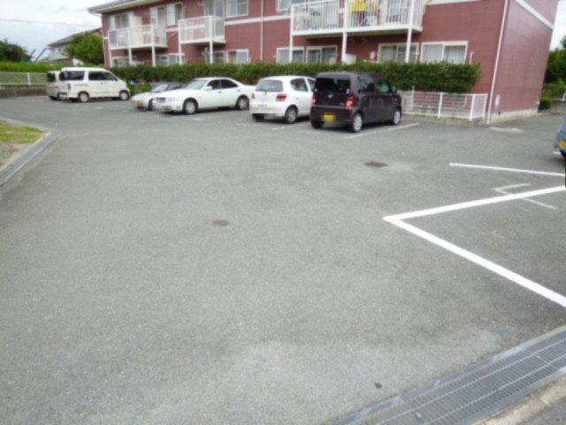 立願寺ハイツの駐車場