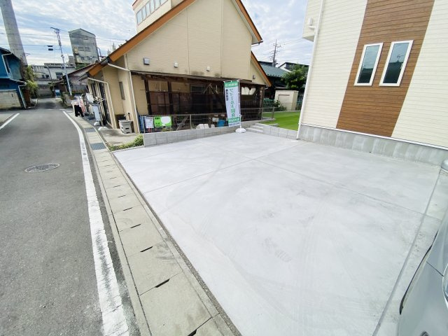 新築　高崎市歌川町1期　Heartful　Town　1号棟の駐車場|現地写真　駐車スペースは建物東側に並列2台分可能です！
