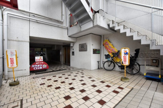 【エントランス】 | オートロックを備えた、マンションのエントランス。やはりセキュリティの観点は欠かすことができません。皆様を“安全”に送り出し、出迎えてくれます。～即日のご見学可能～　お問合せはお気軽にどうぞ。