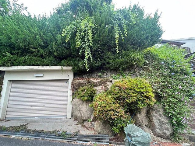 東香里園町　中古一戸建ての駐車場|シャッター付車庫
■物件内覧・資金計画相談・住宅ローン相談、リフォーム相談、お問合せ受付中■
※当日・翌日のご内覧、ご相談はお電話でのお問合せがスムーズです！