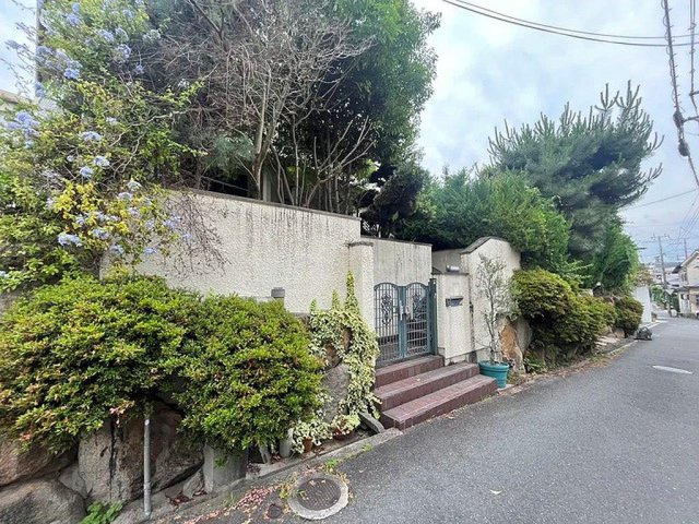 東香里園町　中古一戸建ての前面道路含む現地写真|前面道路含む現地写真　幅員3.85ｍ
■物件内覧・資金計画相談・住宅ローン相談、リフォーム相談、お問合せ受付中■
※当日・翌日のご内覧、ご相談はお電話でのお問合せがスムーズです！