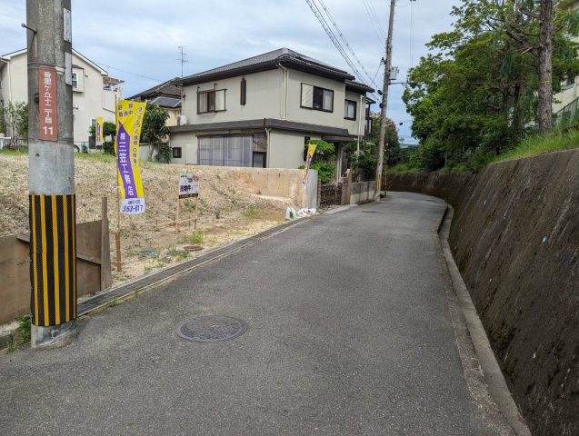 【建築条件付き土地】サン・タウン香里ヶ丘十二丁目売り土地の前面道路含む現地写真|■前面道路も広く駐車もしやすいですよ♪♪