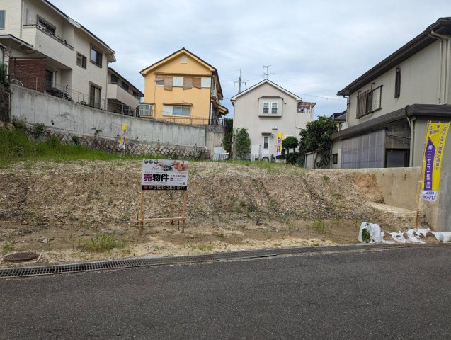 【建築条件付き土地】サン・タウン香里ヶ丘十二丁目売り土地の前面道路含む現地写真|■♪♪