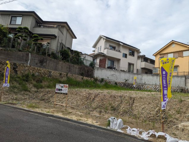 【建築条件付き土地】サン・タウン香里ヶ丘十二丁目売り土地の前面道路含む現地写真