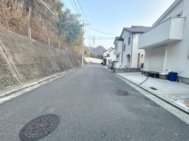 梅が丘２丁目　中古一戸建ての前面道路含む現地写真|前面道路含む現地写真　幅員6ｍ
■物件内覧・資金計画相談・住宅ローン相談、リフォーム相談、お問合せ受付中■
※当日・翌日のご内覧、ご相談はお電話でのお問合せがスムーズです！