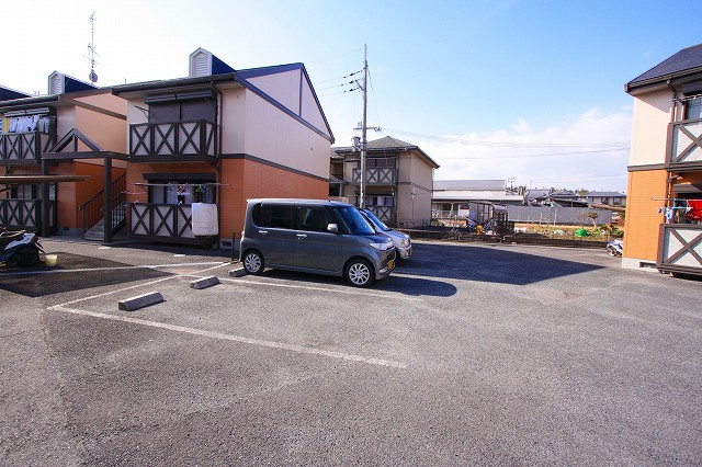グリーンヒル杉澤Bの駐車場|車をお持ちの方に嬉しい駐車場付きの物件です