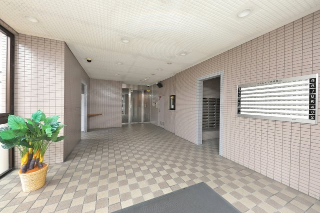 カルムイン伏見桃山のエントランス