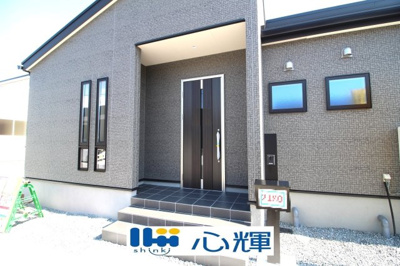 【前面道路含む現地写真】 | リーブルガーデン防府市高井第２（１号棟） | 家の顔となる玄関。 ゲストを迎え入れても安心の空間です。