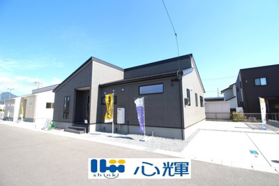 【外観】 | リーブルガーデン防府市高井第２（１号棟） | 明るい日差しが差し込む現地。車もゆったり駐めることができます。ぜひ現地をご覧ください。
