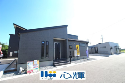 【前面道路含む現地写真】 | リーブルガーデン防府市高井第２（１号棟） | 整備された道路に面する現地は、コミュニティー以外の方々の出入りも少なく、お車の出し入れも楽々です。
